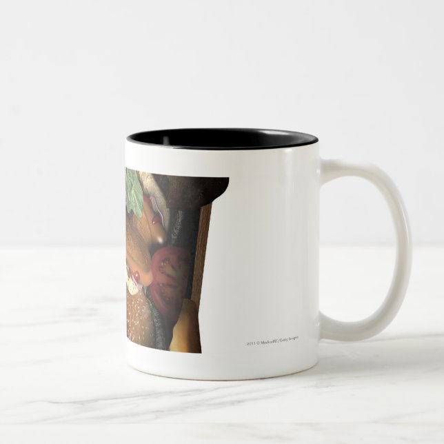 Illustration av en kista som fylls med snabbmat Två-Tonad mugg (Höger)