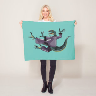 Illustration av en Raptor som utför Karate. Fleecefilt