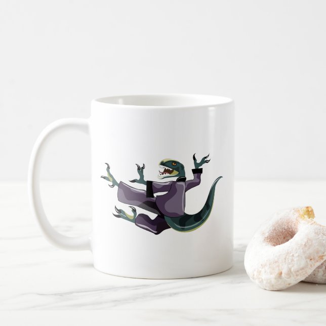 Illustration av en Raptor som utför Karate. Kaffemugg (Med munk)