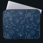 Illustration av modern marin blå Blommigt Laptop Fodral<br><div class="desc">Vi presenterar vår moderna marinblåa Blommigt Illustration Laptop Fodral - en sammanslagning av stil och funktioner för teknikentusiasten mode-FRAE. Den eleganta marinblåa utsidan, tillsammans med en kompakt utformning av blommigten, gör att ditt spel för skydd av bärbara blir lite sofistikerat. Se andra storleka alternativ för fodral. ZIP-stängningen garanterar praktisk användning...</div>