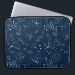 Illustration av modern marin blå Blommigt Laptop Fodral<br><div class="desc">Vi presenterar vår moderna marinblåa Blommigt Illustration Laptop Fodral - en sammanslagning av stil och funktioner för teknikentusiasten mode-FRAE. Den eleganta marinblåa utsidan, tillsammans med en kompakt utformning av blommigten, gör att ditt spel för skydd av bärbara blir lite sofistikerat. Se andra storleka alternativ för fodral. ZIP-stängningen garanterar praktisk användning...</div>