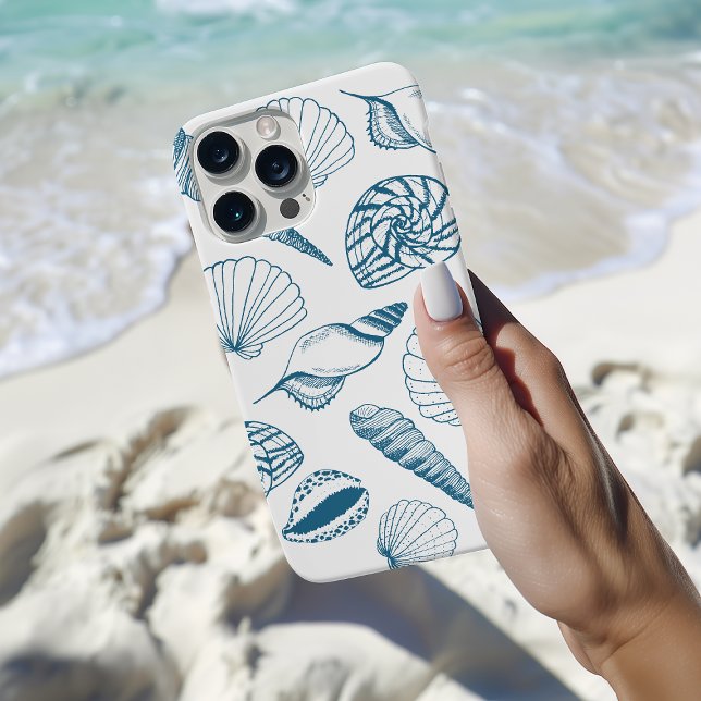 Illustration av Snäcka till havs (Sea shell illustrated phone case in blue and white. Other colours available.)