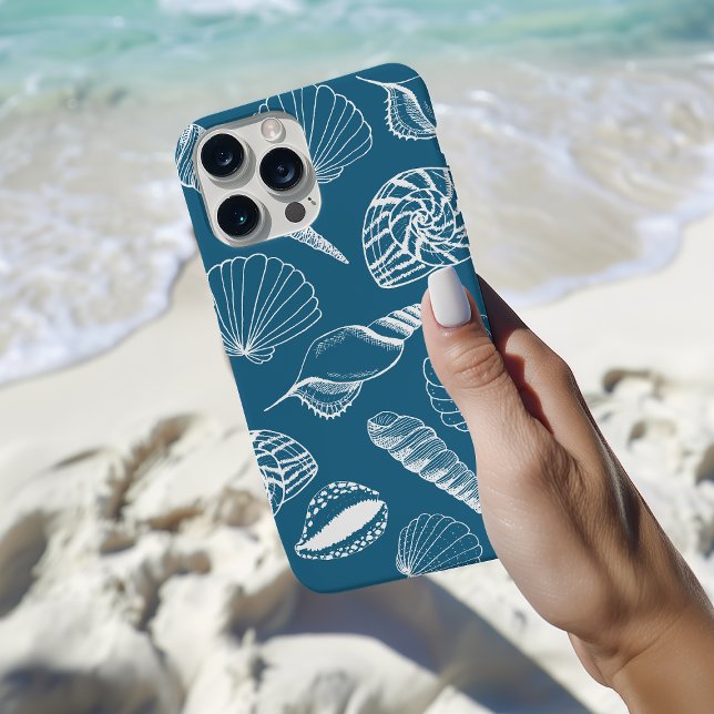 Illustration av Snäcka till havs (Blue seashell phone case with hand drawn illustrated sea shells on a blue background.)