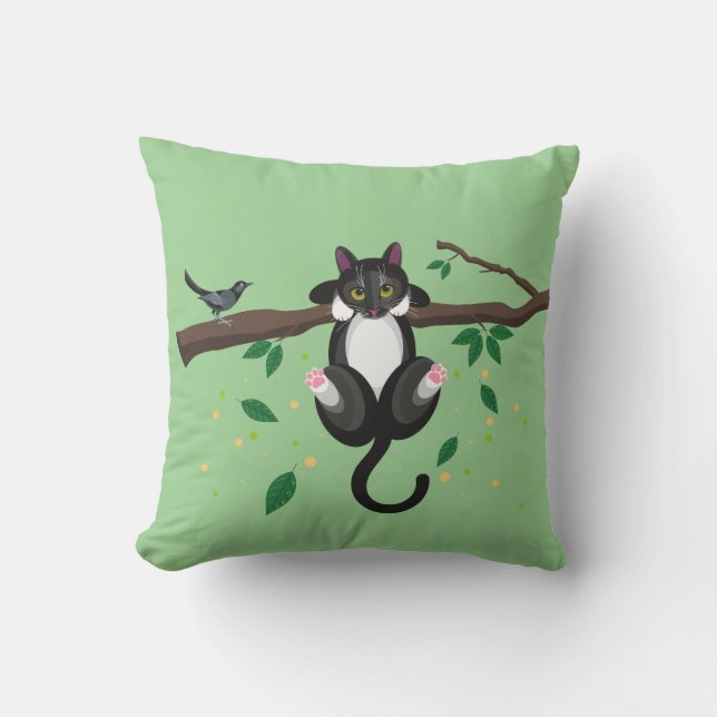 Illustration av svart och vit katt uppe i trädet kudde (Framsida)