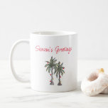 Illustration av tropisk juljakt i Träd vid Beach H Kaffemugg<br><div class="desc">Tropisk julgranskaffe mugg,  med illustration och manustypografi av handflatan träd. Med anpassadet text lägger du till egen information. Ett glatt sätt att fira din favoritdryck i helgdag.</div>