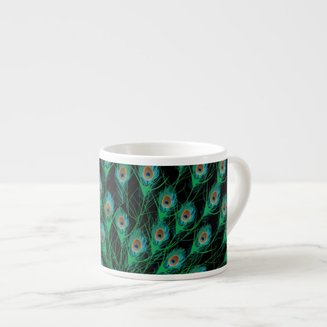 Illustration med påfågelfjädrar på svart espressomugg (Framsida höger)