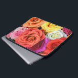 Illustrationsdesign för multifärgad Ro Laptop Sleeve<br><div class="desc">Elegant multifärgad ro illustration design för laptop sleeve. Röd rosa lila gult och vit färg ro. Finns på andra produkter och kan begäras för någon av de produkter som erbjuds på Zazzle.</div>