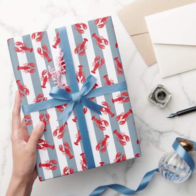 Illustrerade röda humrar på ljus gråblå rand presentpapper (Gifting)
