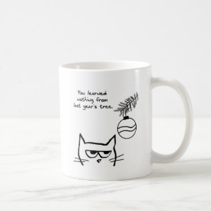 Ilsken katt och jultree.en kaffemugg