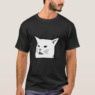 Ilskna kvinnor som skriker åt förvirrad katt vid m t shirt