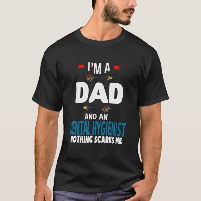 I'm a dad and a Dental Hygienist  Nothing scares m T Shirt (Framsida)