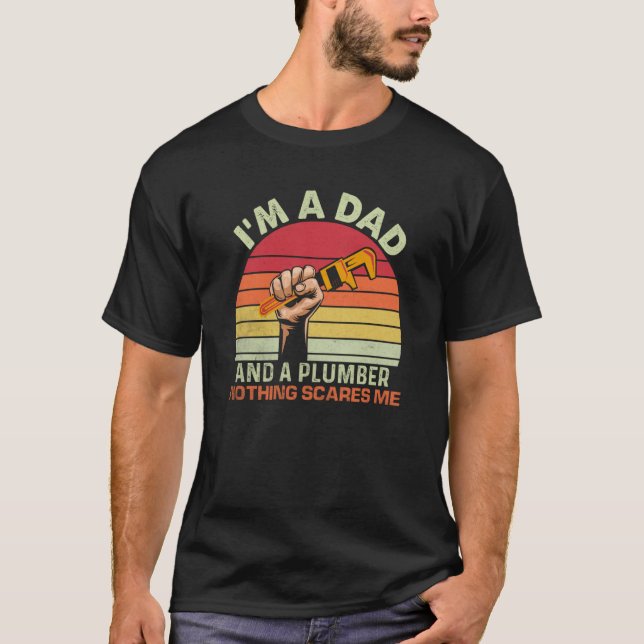 I'm A Dad And A Plumber Nothing Scares Me Plumbing T Shirt (Framsida)