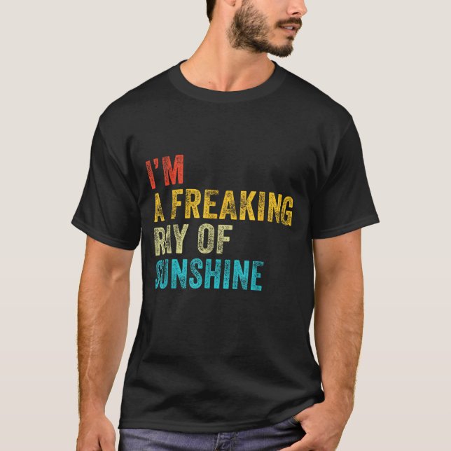 I'm A Freaking Ray Of Sunshine Funny Sarcastic Vin T Shirt (Framsida)