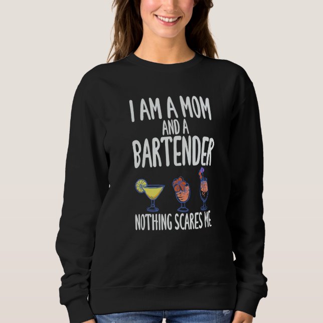 I'm A Mom And A Bartender Nothing Scares Me   T Shirt (Framsida)