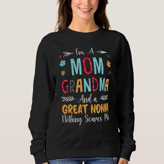 I'm A Mom Grandma And A Great Nonni Nothing Scares T Shirt (Framsida)