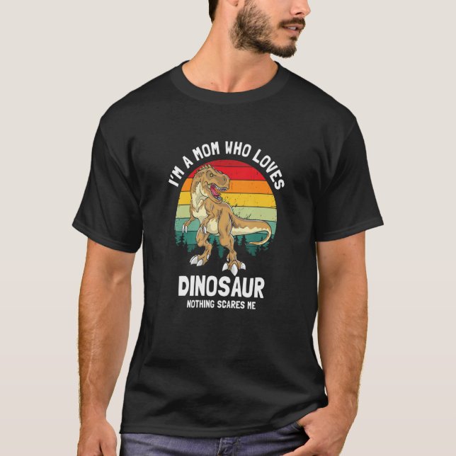 I'm a Mom Who Loves Dinosaur Nothing Scares Me Ret T Shirt (Framsida)