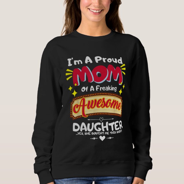 I'm a Proud Mom of a Freaking Awesome Daughter Mot T Shirt (Framsida)