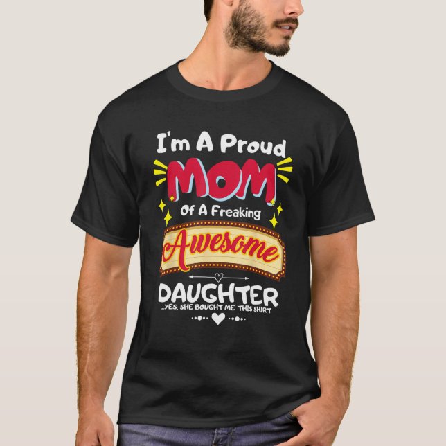 I'm a Proud Mom of a Freaking Awesome Daughter Mot T Shirt (Framsida)