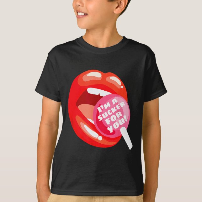I'm A Sucker For You Red Lips Candy Lollip Valenti T Shirt (Framsida)
