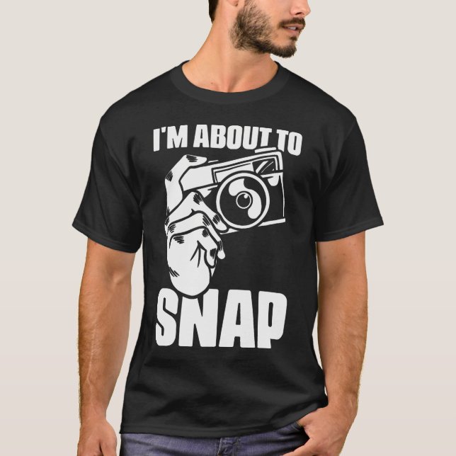 I'M About To Snap Photography Sayings For Camera P T Shirt (Framsida)