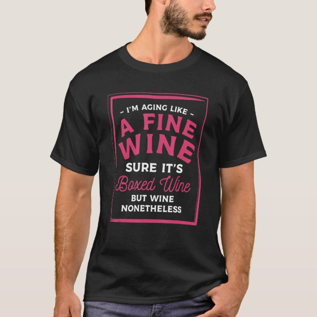 I'm Aging Like A Fine Wine Sure It's Boxed Wine T Shirt (Framsida)