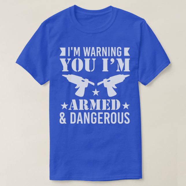Im Armed and DangerousFunny Glue Gun DIY Craiting T Shirt (Design framsida)