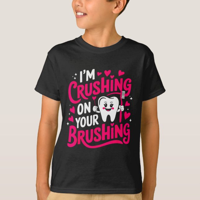 Im Crushing On Your Brushing Funny Dental Valentin T Shirt (Framsida)