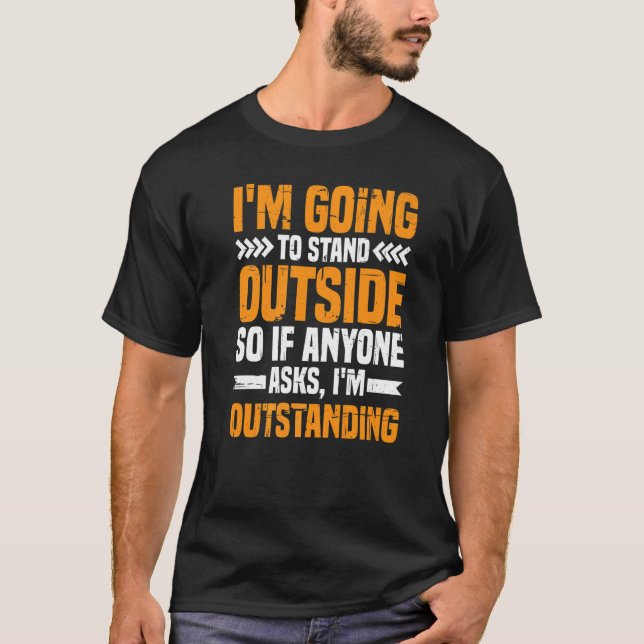 I'm Going To Stand Outside If Anyone Asks I'm Outs T Shirt (Framsida)