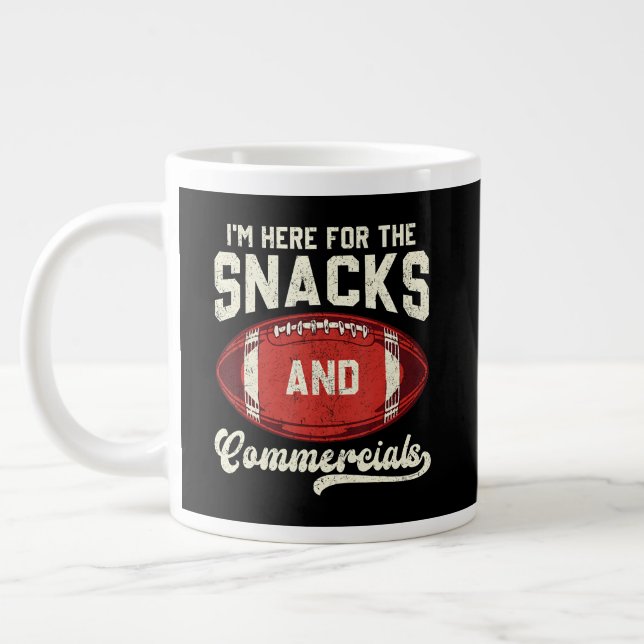 I'm Here For The Snacks And Commercials Football Jumbo Mugg (Vänster)