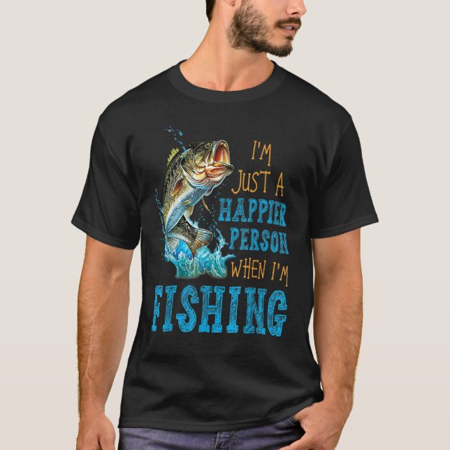 I'm Just A Happier Person When I'm Fishing T Shirt (Framsida)