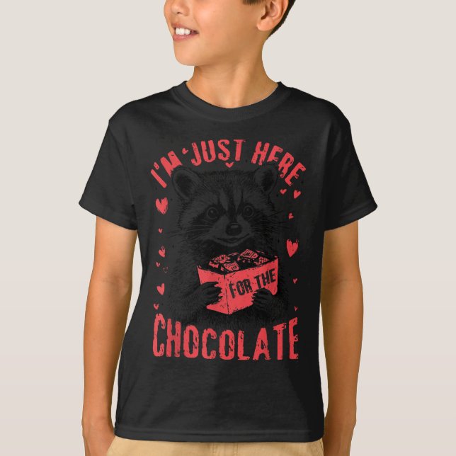 I'm Just Here For The Chocolate Funny Raccoon Vale T Shirt (Framsida)