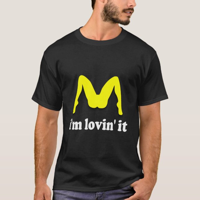 I'M Lovin' It Humorous Offensive Innuendo T Shirt (Framsida)