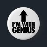 Im med Genius Knapp<br><div class="desc">Jag med Genius är en superskoj parodi på imim med stupid. Den här Pinback-knappen användor en fet svart pil med "Im With Genius" nedan till ge humor och satire,  perfekten för alla som tittar för roliga och humoristiska skämt.</div>
