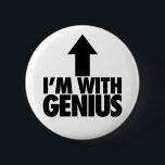 Im med Genius Knapp<br><div class="desc">Jag med Genius är en superskoj parodi på imim med stupid. Den här Pinback-knappen användor en fet svart pil med "Im With Genius" nedan till ge humor och satire, perfekten för alla som tittar för roliga och humoristiska skämt.</div>