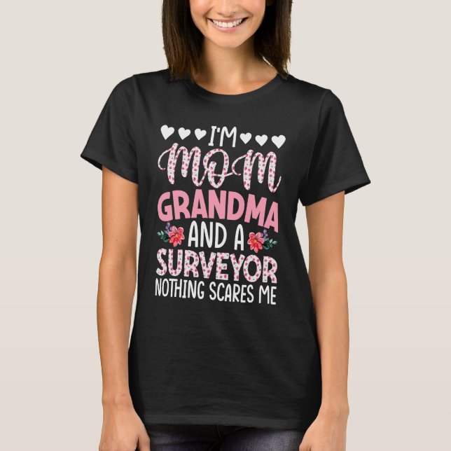 I'm Mom Grandma And A Surveyor Nothing Scares Me T Shirt (Framsida)