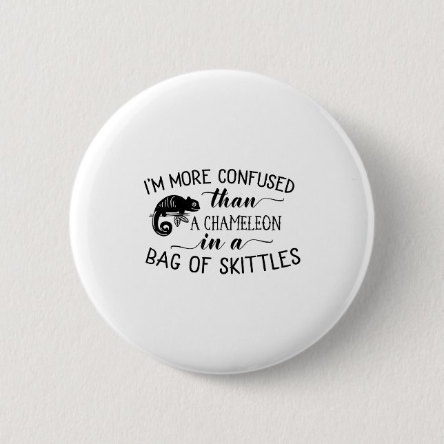 I'm More Confused Than A Chameleon In Bag Of Skitt Knapp (Framsida)
