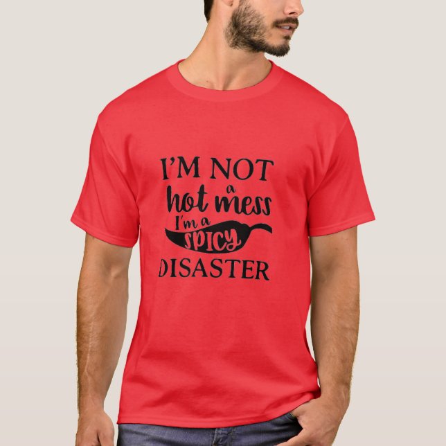 I'M NOT A HOT MESS, I'M A SPICY DISASTER T-SHIRT (Framsida)