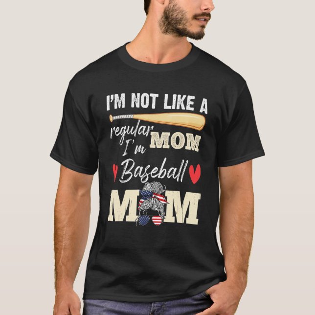 I'm Not a Regular Mom I'm a Baseball Mom T Shirt (Framsida)