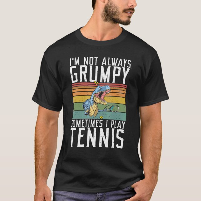 Im not always Grumpy sometimes i play Tennis   T Shirt (Framsida)