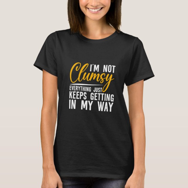 I'm Not Clumsy  Everything Just Keeps Getting In M T Shirt (Framsida)