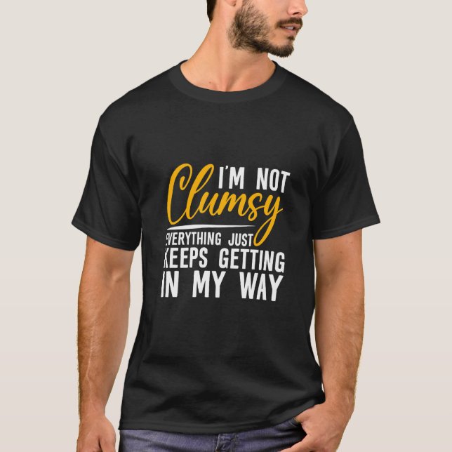 I'm Not Clumsy  Everything Just Keeps Getting In M T Shirt (Framsida)