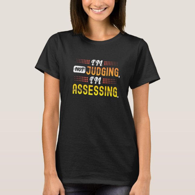I'm Not Judging, I'm Assessing. A Funny Social Wor T Shirt (Framsida)