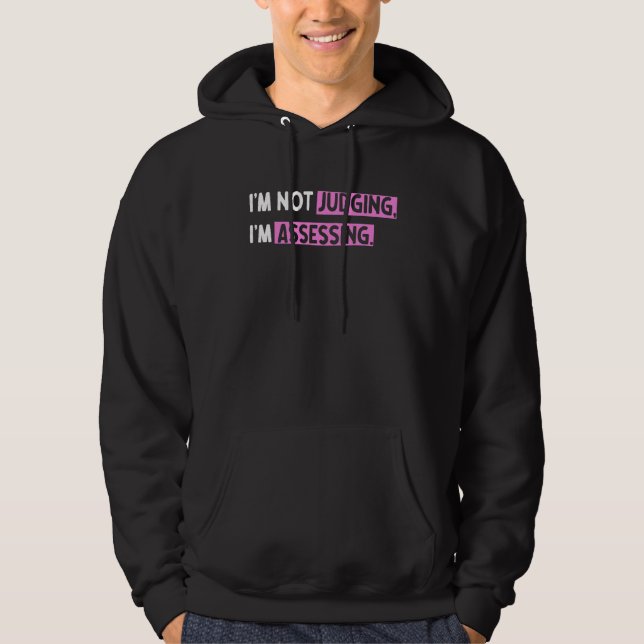 I'm Not Judging I'm Assessing Funny_14 Hoodie (Framsida)