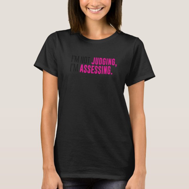I'm Not Judging I'm Assessing Funny Sarcasm Premiu T Shirt (Framsida)