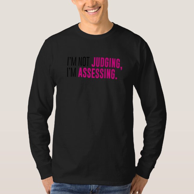 I'm Not Judging I'm Assessing Funny Sarcasm Premiu T Shirt (Framsida)