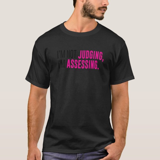 I'm Not Judging I'm Assessing Funny Sarcasm Premiu T Shirt (Framsida)