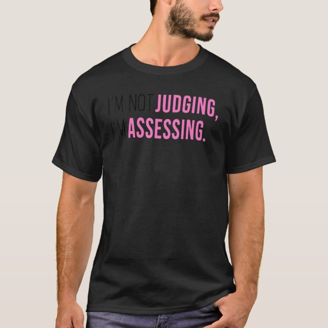 I'm Not Judging I'm Assessing Funny Saying Men Wom T Shirt (Framsida)