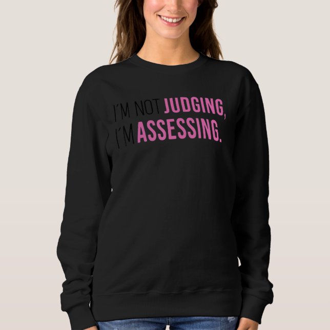 I'm Not Judging I'm Assessing Funny Saying Men Wom T Shirt (Framsida)