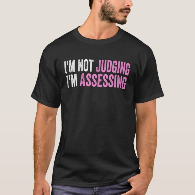 I'm Not Judging I'm Assessing Funny Saying Quote T Shirt (Framsida)