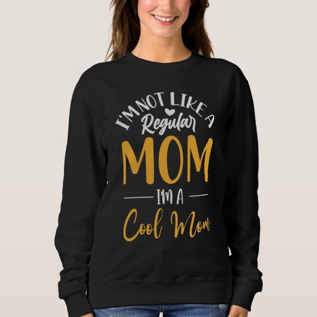 I'm Not Like a Regular Mom Me and Mommy Outfit T Shirt (Framsida)